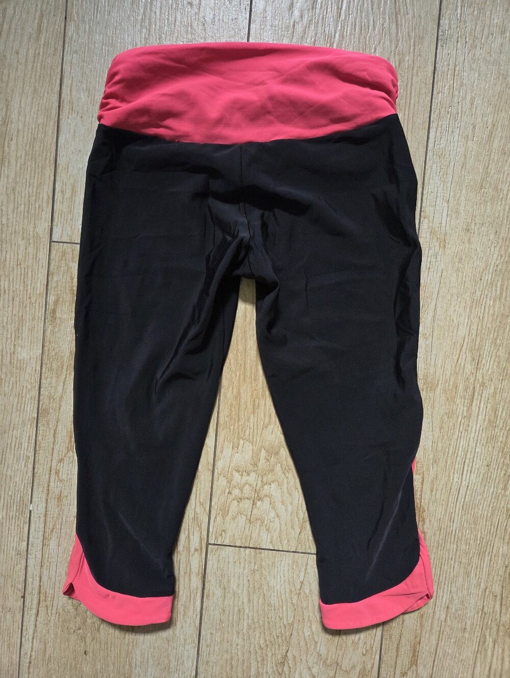 Under Armour Women's Black and Pink Capri Leggings - Picture 6 of 6